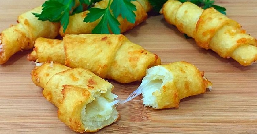 Эти картофельные рогалики по вкусу чем-то напоминают чипсы: такие же аппетитные, ароматные