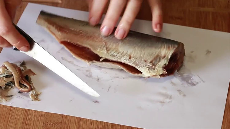 We clean herring from bones: a quick way for northerners