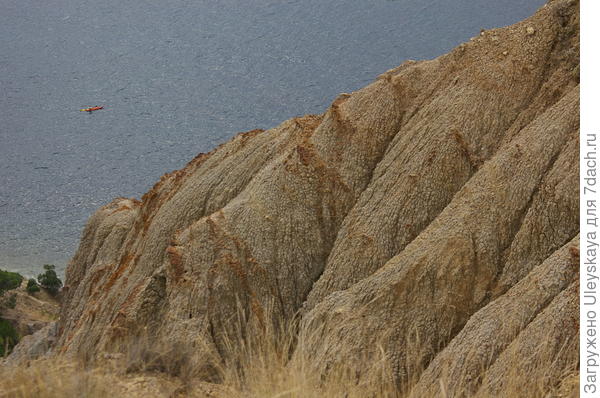 Скала, море, каяк