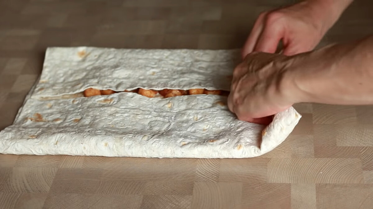 Quick apple pita roll in the oven. Everyone will cook such a strudel 
