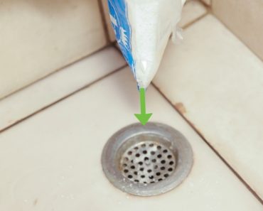 A quick way to clean the sewer drain